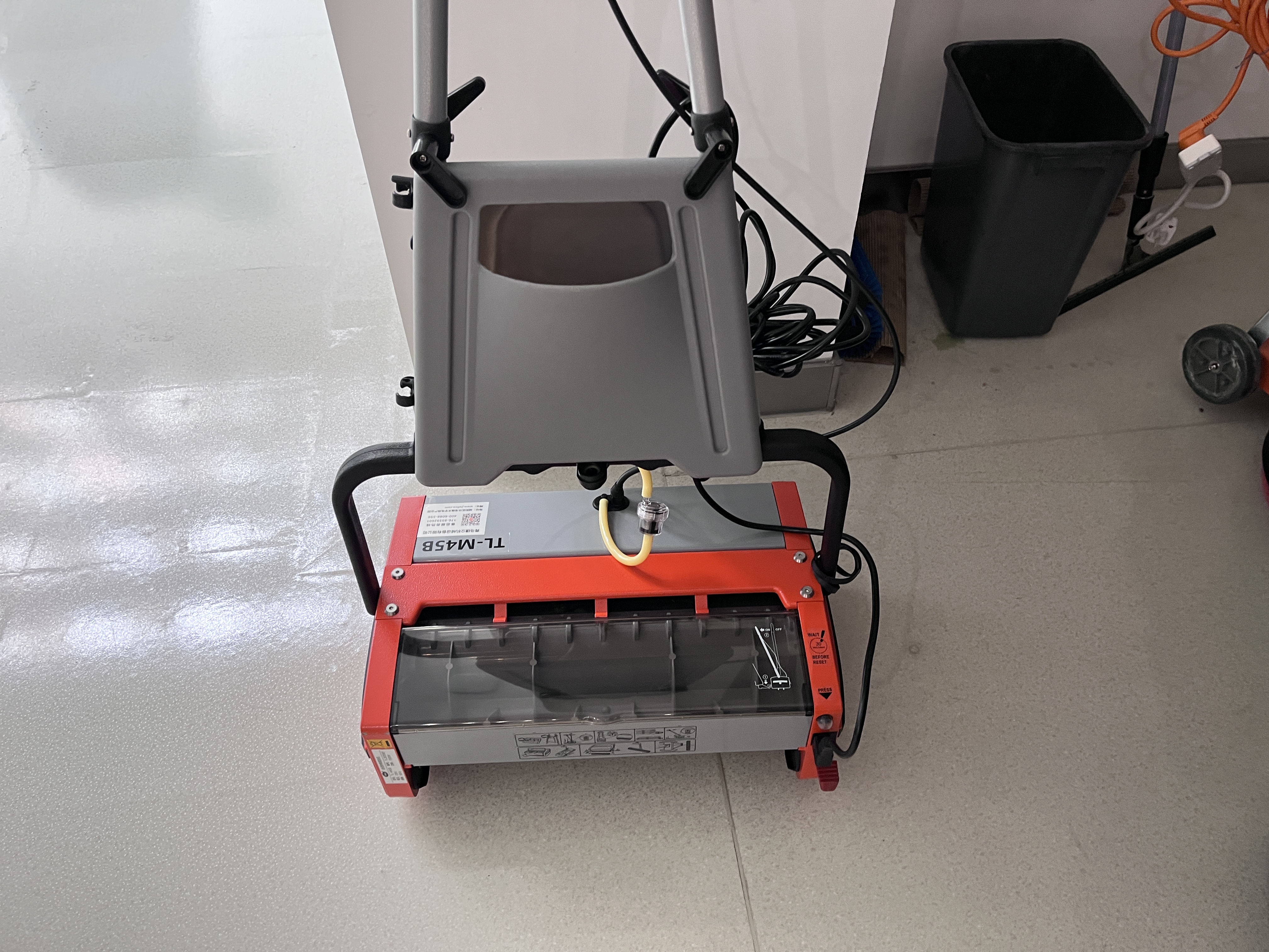 全自動(dòng)扶梯清洗機(jī)，讓清潔無(wú)憂！