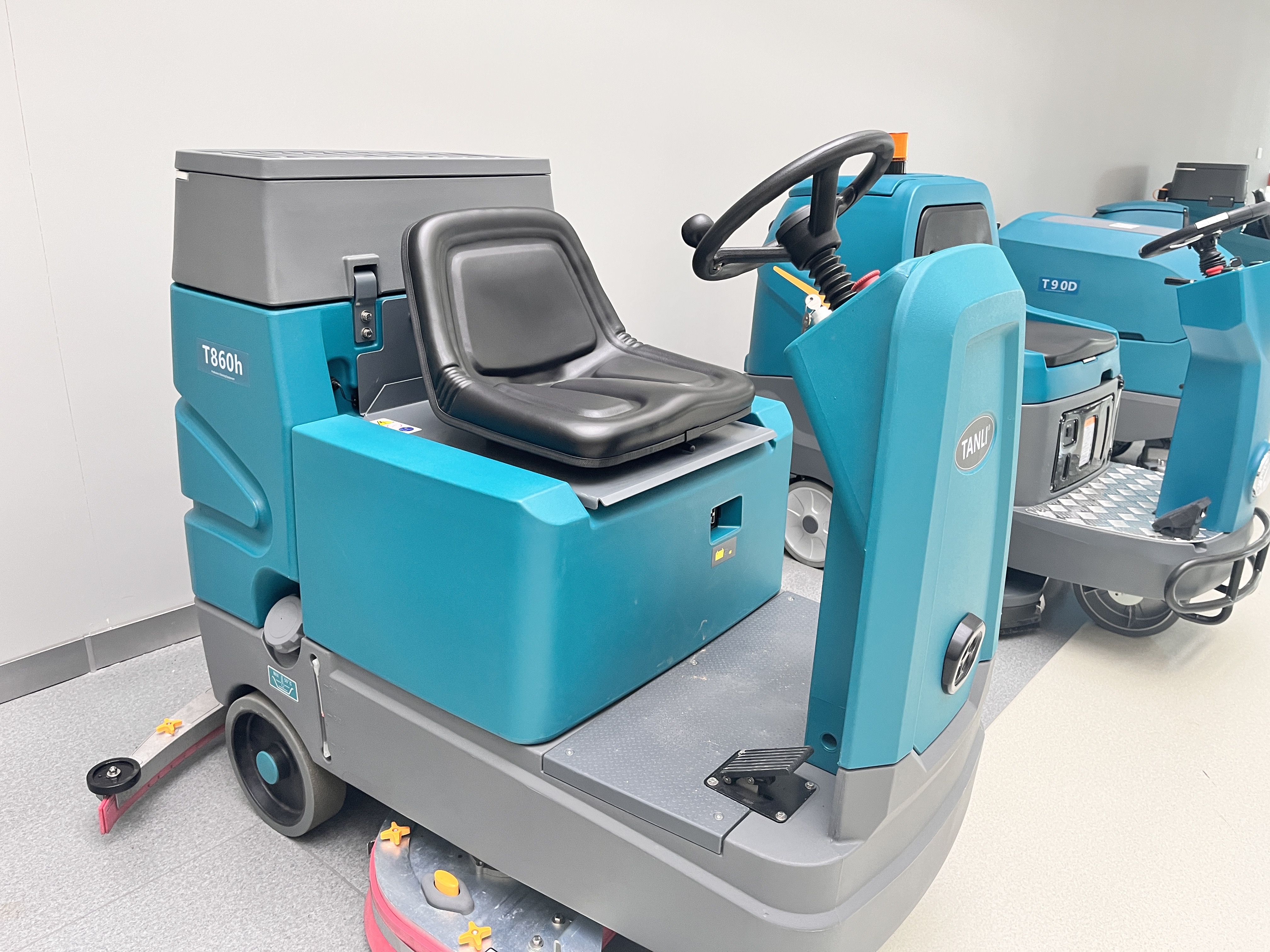 工廠(chǎng)洗地機(jī)為企業(yè)創(chuàng)造更優(yōu)越的辦公環(huán)境