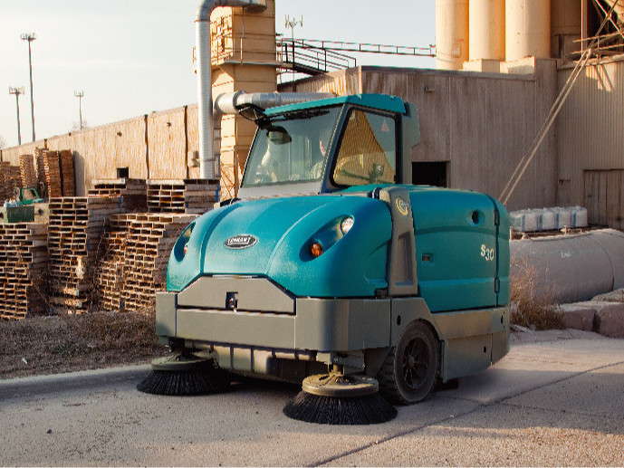 一年無休的環(huán)衛(wèi)工人，寒冬里要這樣使用掃地機