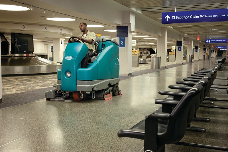 坦能駕駛式洗地機