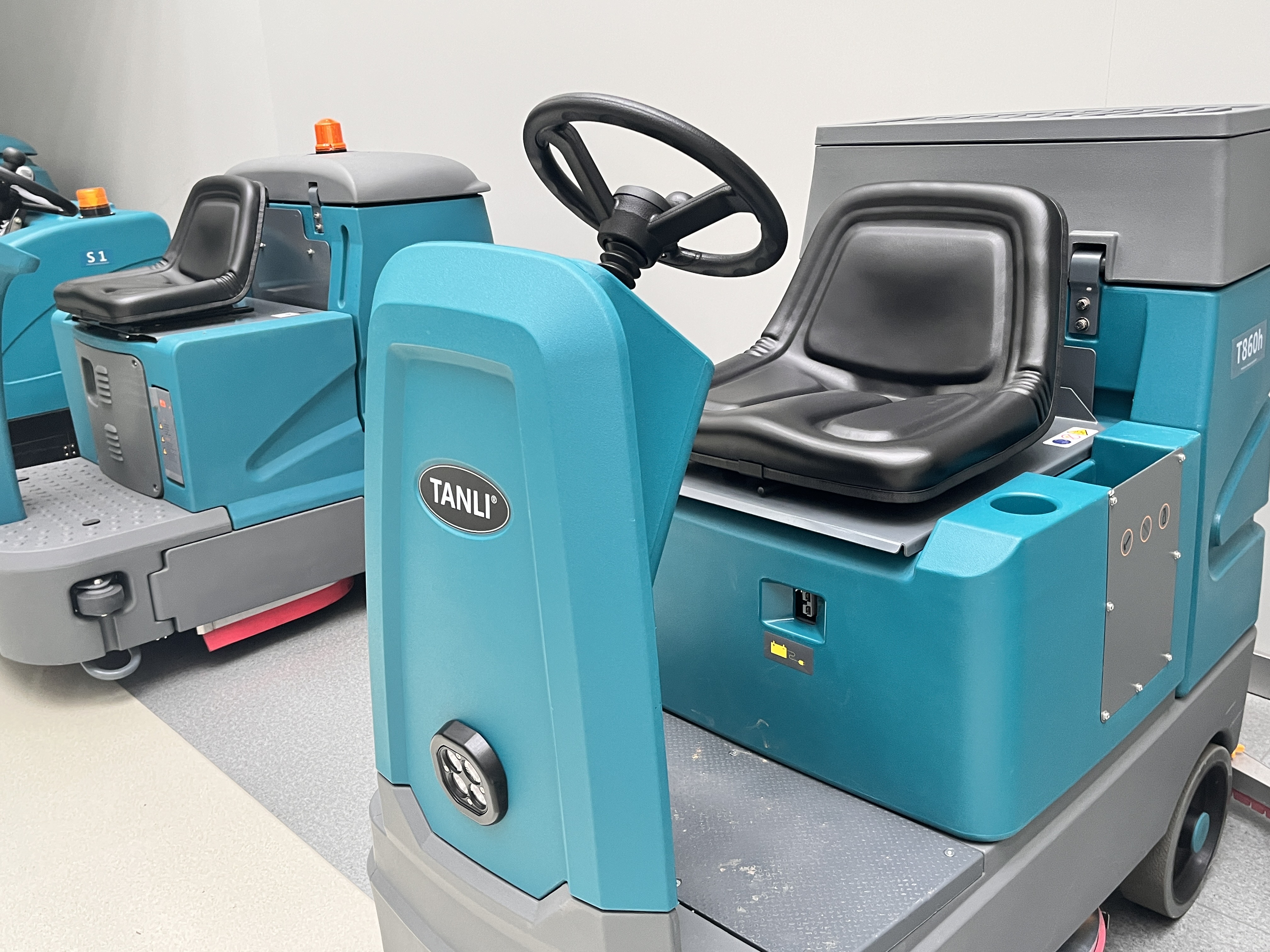 汽車4s店洗地機(jī)的應(yīng)用優(yōu)勢(shì)（三）