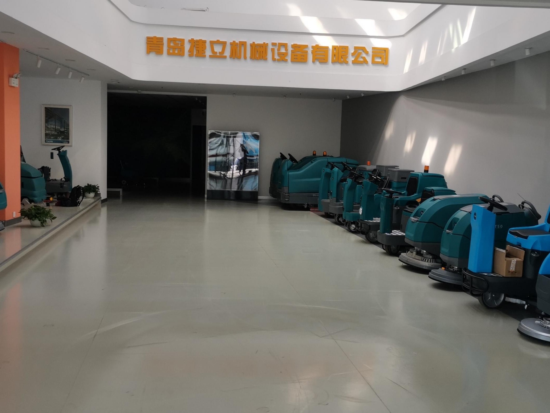 光電企業(yè)為什么需要使用洗地機(jī)？