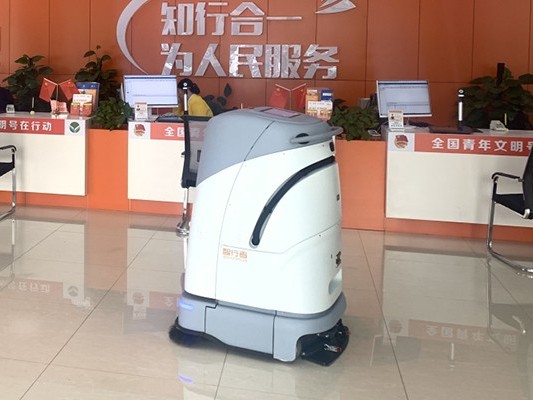 這臺工業(yè)用自動掃地機器人成清潔大贏家，一棟樓都被它 “征服”