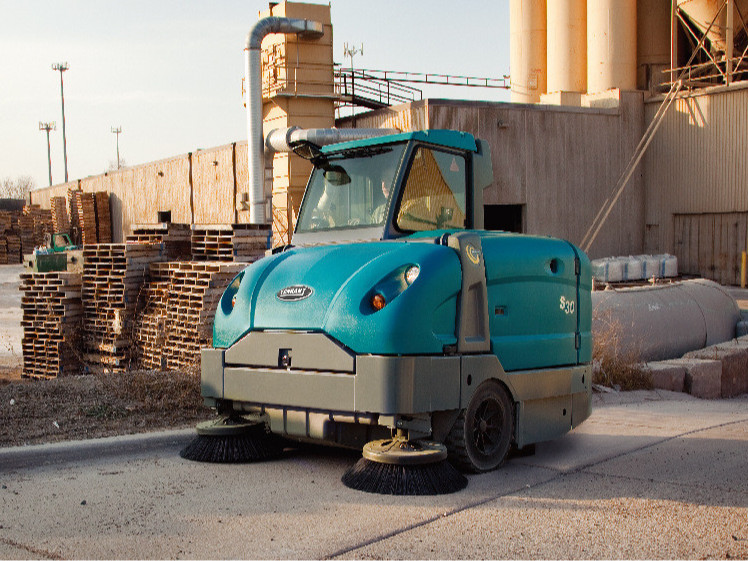 操作駕駛式洗地機(jī)需要注意什么呢？