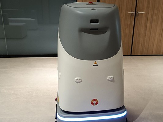 6 星級(jí)酒店靠啥 “吸睛”？坦力無人掃地機(jī)器人放大招