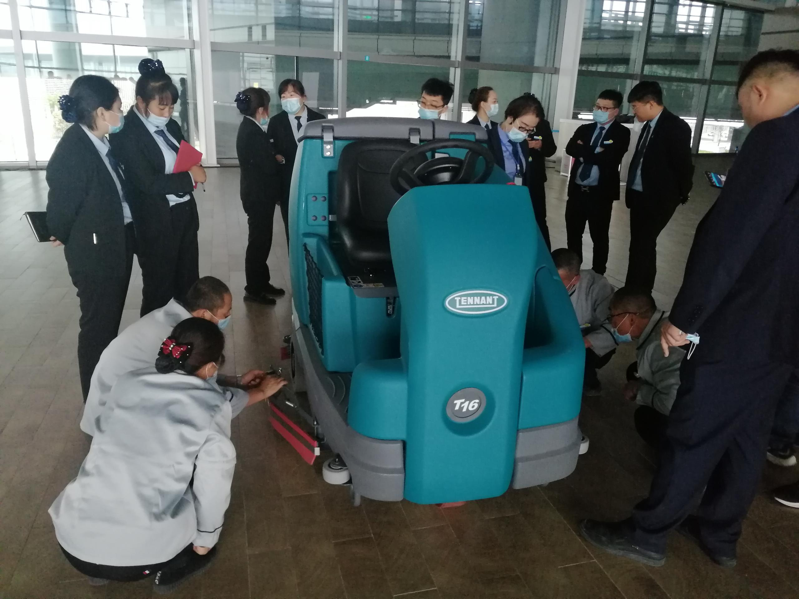 駕駛式洗地機(jī)優(yōu)勢(shì)有哪些？