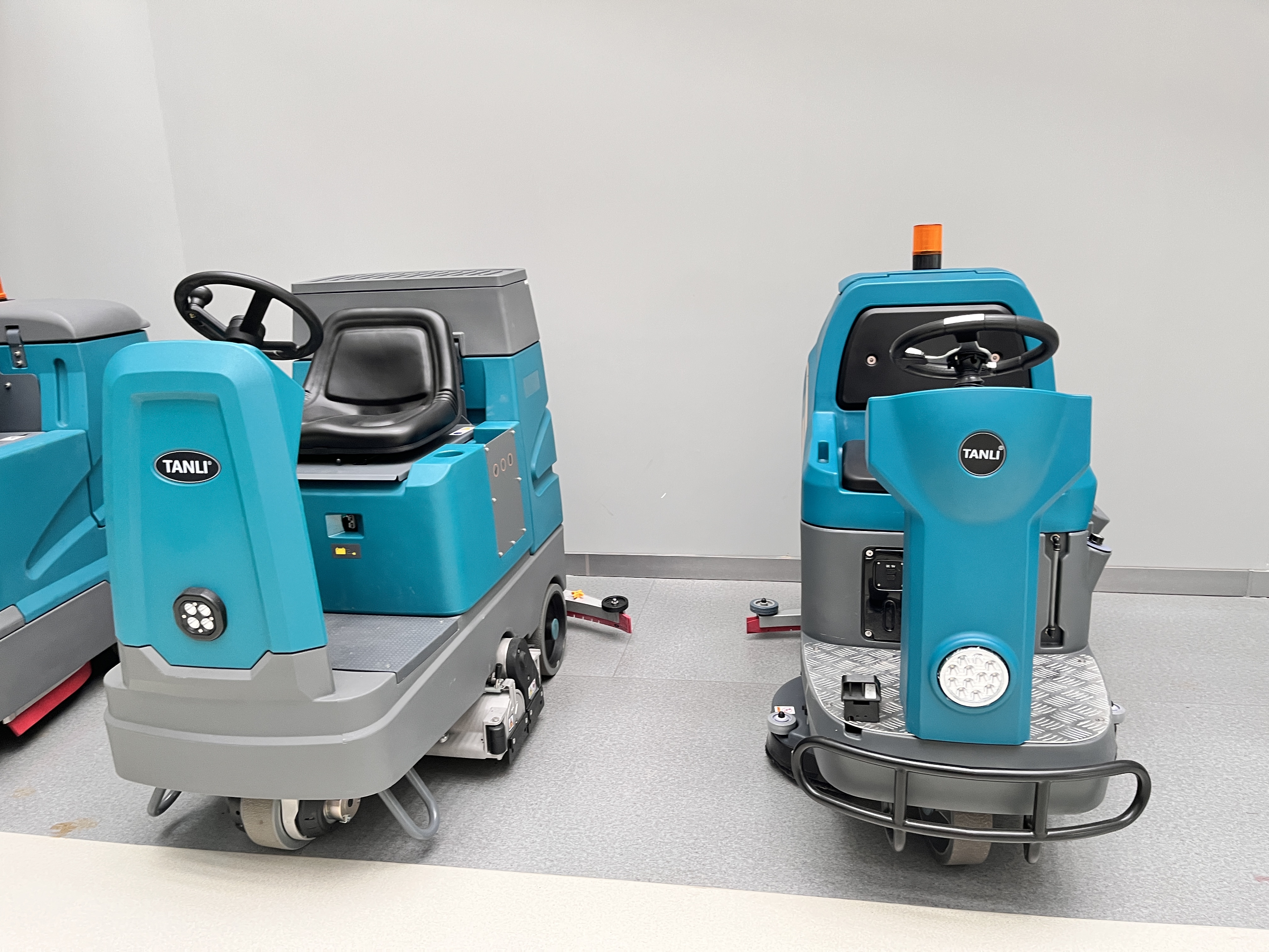 物業(yè)老板在地下車庫用的洗地機（二）