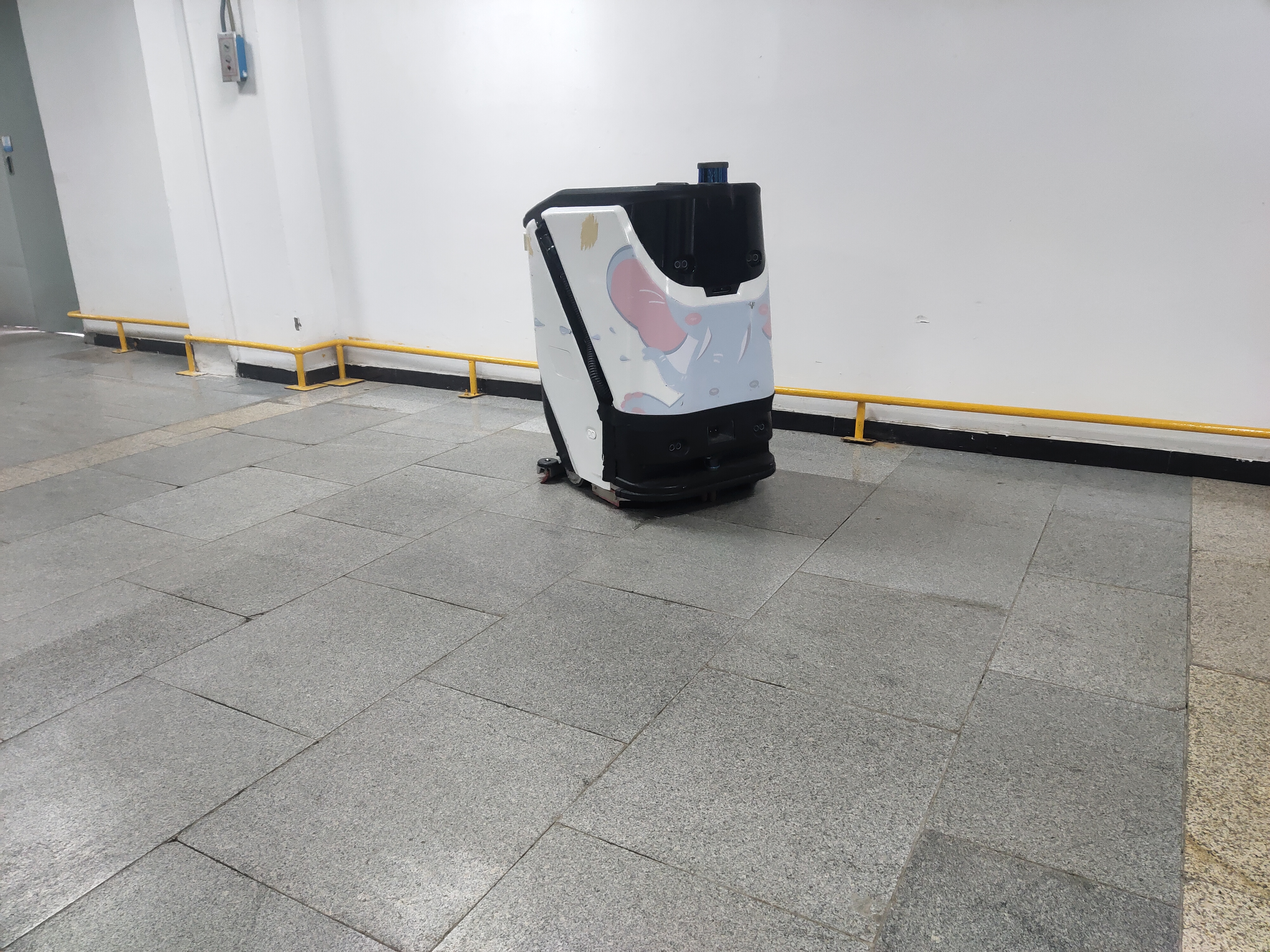 顛覆認知！一臺工業(yè)洗地機器人，輕松搞定 3 萬平車間地面清潔