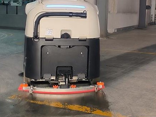 當(dāng) AGV 遇上坦力工業(yè)清潔機器人：一場無縫對接的工業(yè)協(xié)作