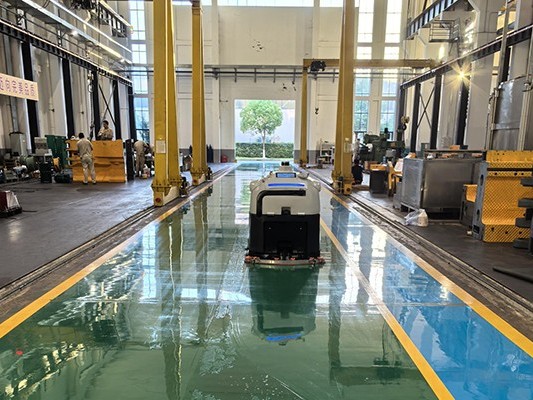 買工業(yè)大型掃地機器人只看價格？小心被坑，這些要點必知