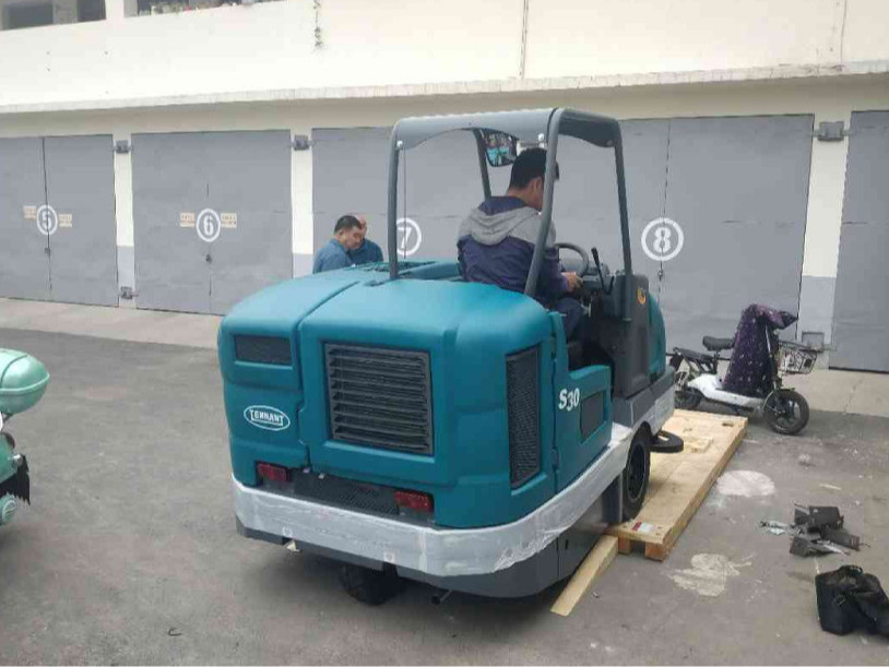 冬季猛降溫，環(huán)衛(wèi)掃地機要注意哪些問題？