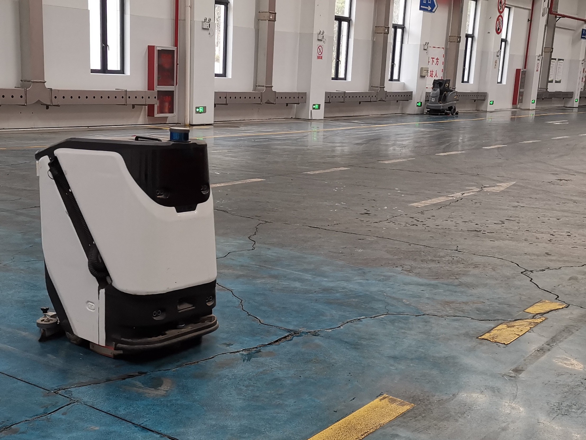 人工清潔費時長，成本高？坦力工業(yè)洗地機器人死磕“高效替代”自動巡航清掃油污粉塵，一人可管多機，大幅降低人力投入